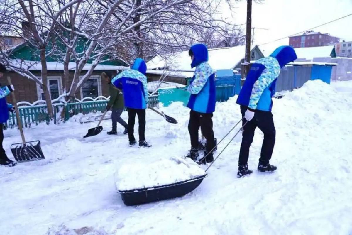 Елордалық еріктілер ардагерлер ауласын қардан тазартты