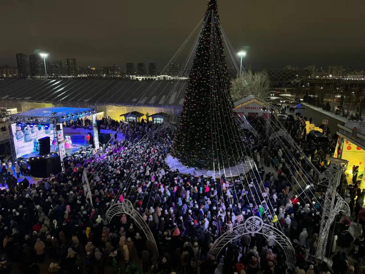Астанада басты жаңа жылдық шыршаның шамы салтанатты түрде жағылды