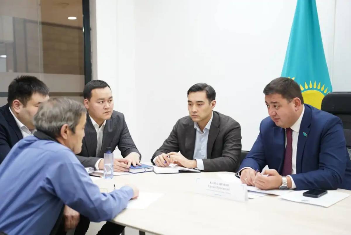 Ерлан Каналимов мәслихатта қала тұрғындарын қабылдады