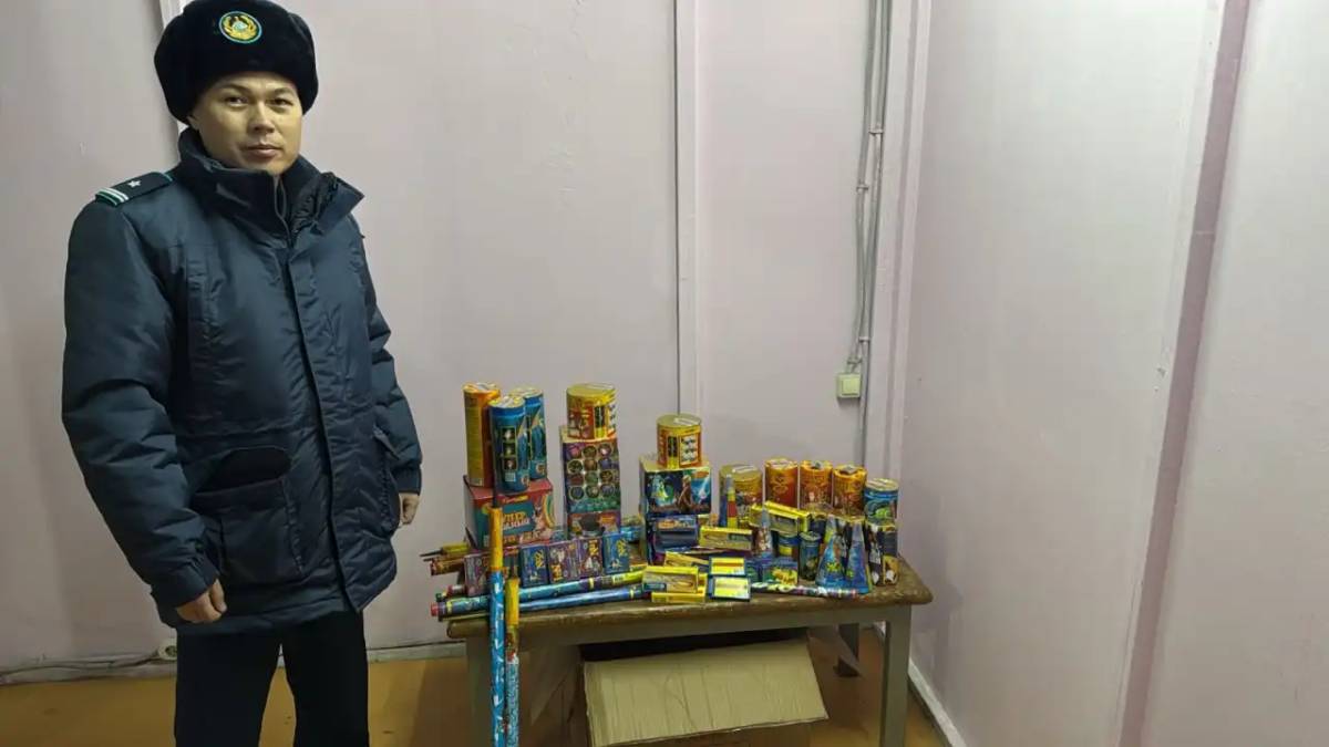 Астанада полицейлер лицензиясыз пиротехникалық заттарды тәркіледі