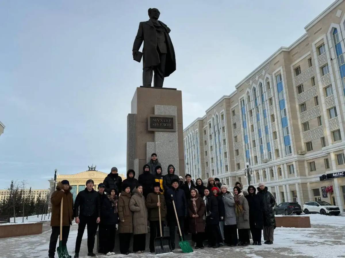 Астанада Қалибек Қуанышбаев театрының маңында сенбілік өтті