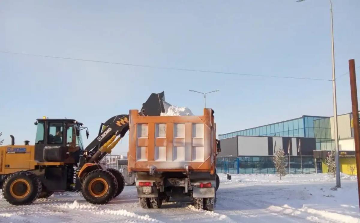 Астанада қар күреуге 2 мыңға жуық жол жұмысшы шықты