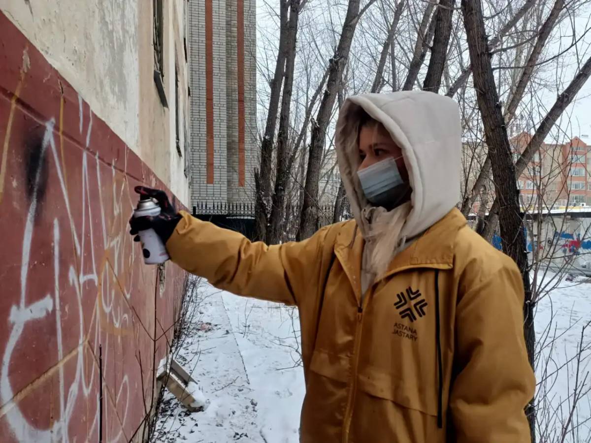 Елордалық еріктілер есірткіні жарнамалайтын жазуларды өшірді