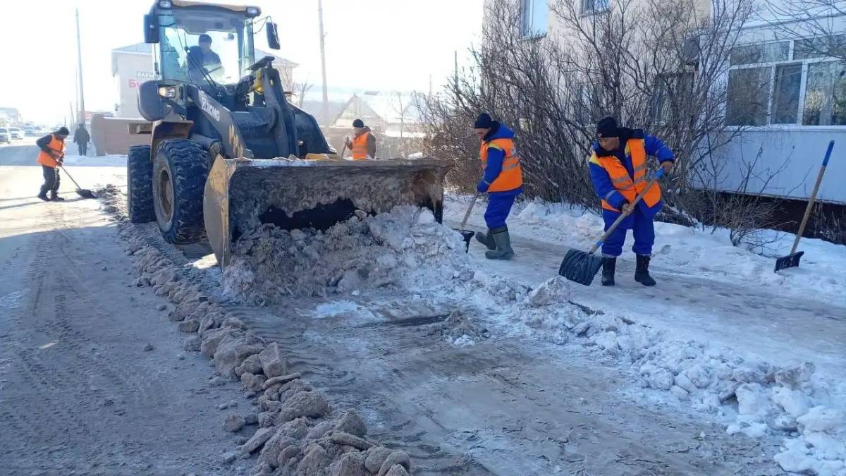 Елордада 2 600-ден астам жұмысшы қар күреуге шықты