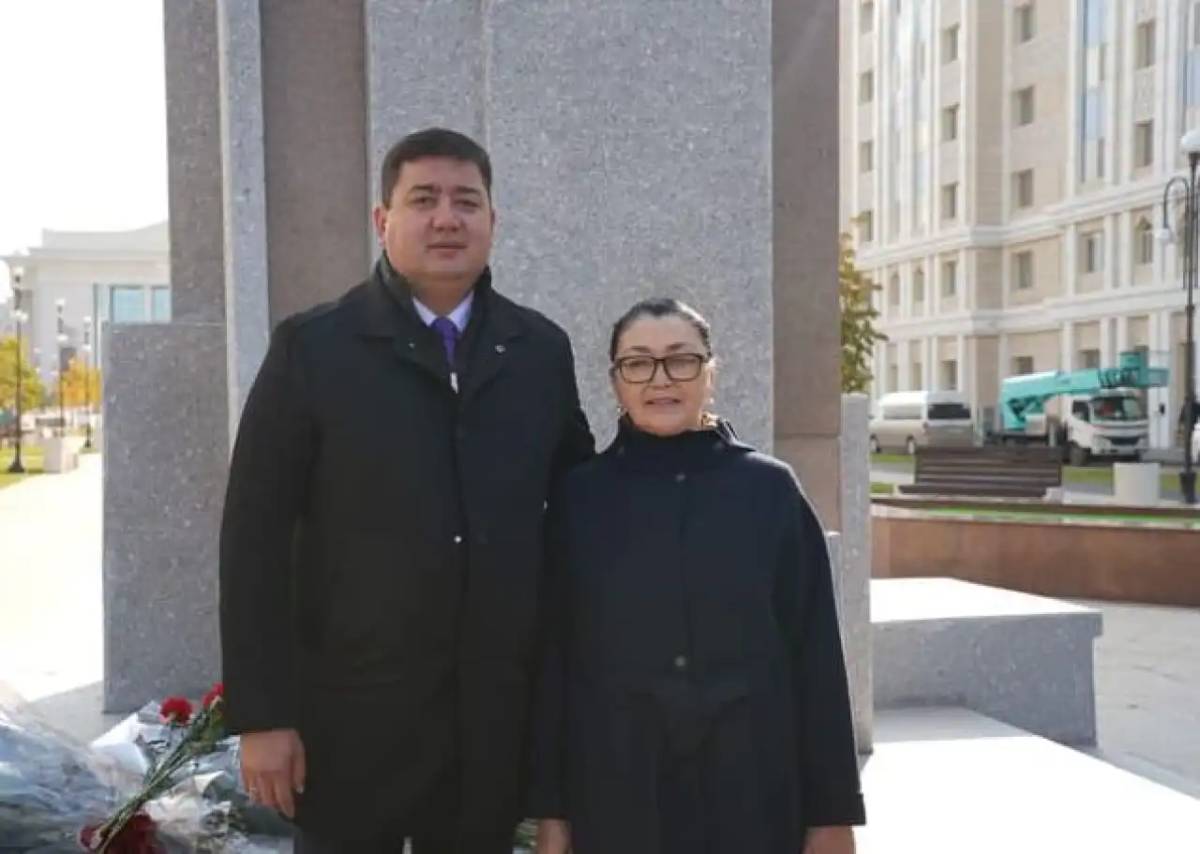 Астана мәслихатының төрағасы белгілі жазушы Роза Мұқанованы мерейтойымен құттықтады