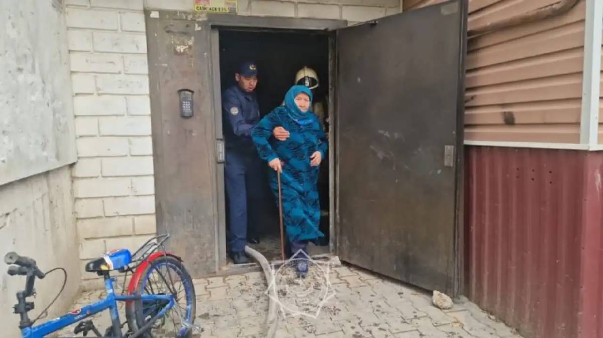 ТЖД қызметкерлері өрттен 10 адамды эвакуациялады