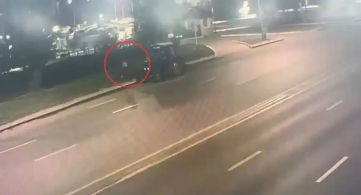 Елордада мас адам көшеде тұрған тракторды айдап кетті (ВИДЕО)