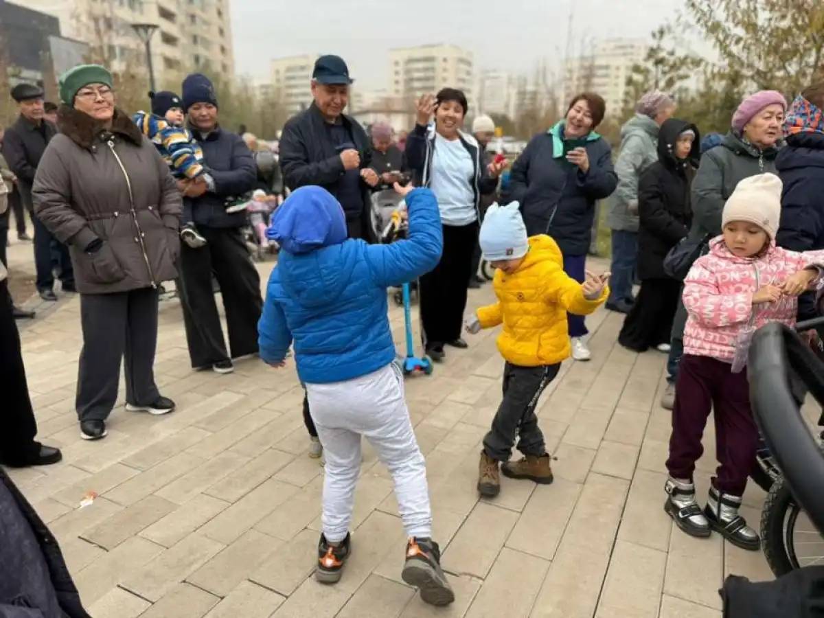 Елордадағы «Жағалау» скверінде Республика күніне арналған мерекелік концерт өтті