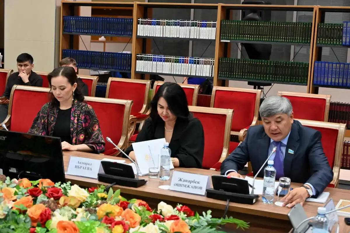 «Егемендік – ел болашағының бастауы»: Республика күніне орай елордада дөңгелек үстел өтті