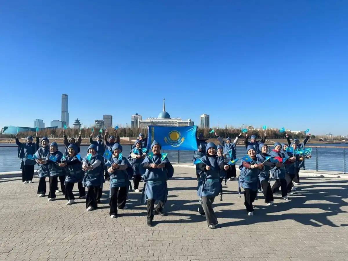 Елордалық зейнеткерлер Республика күніне орай би флешмобын өткізді