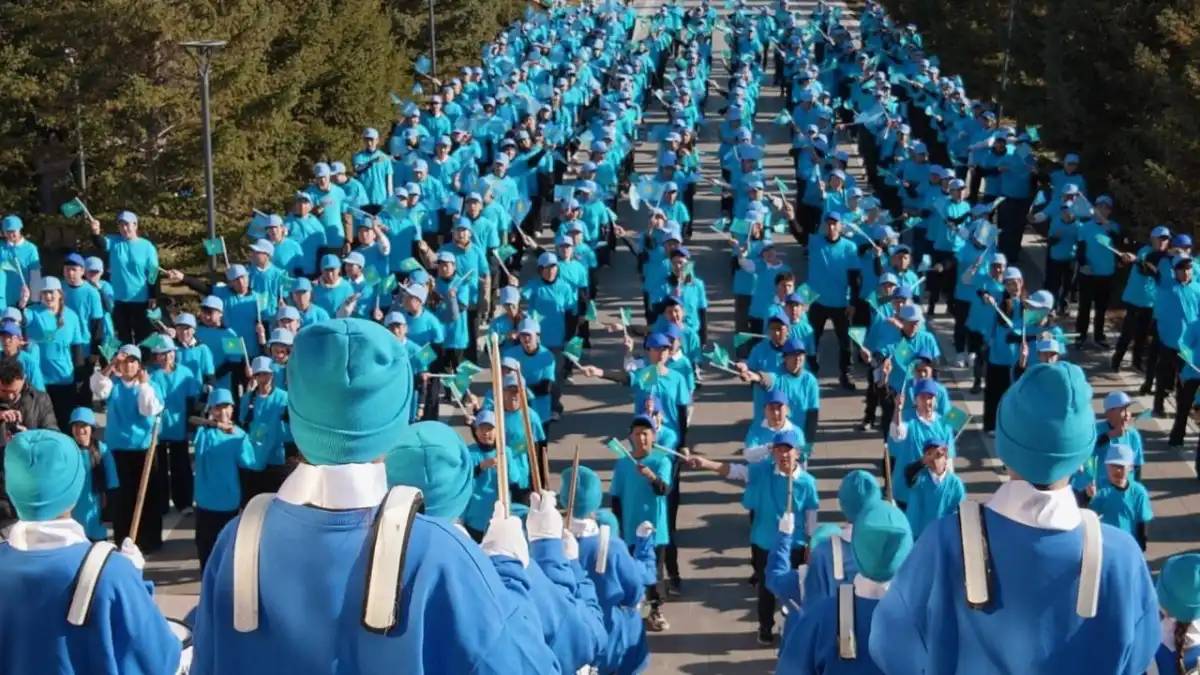 Республика күніне орай Астанада 1500 оқушы бір сәтте «Атамекен» әнін орындады
