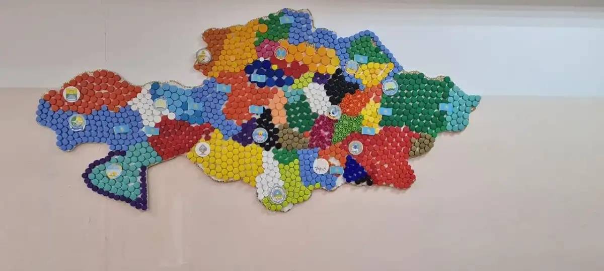 Астаналық оқушылар бөтелке қақпағынан Қазақстан картасын жасады