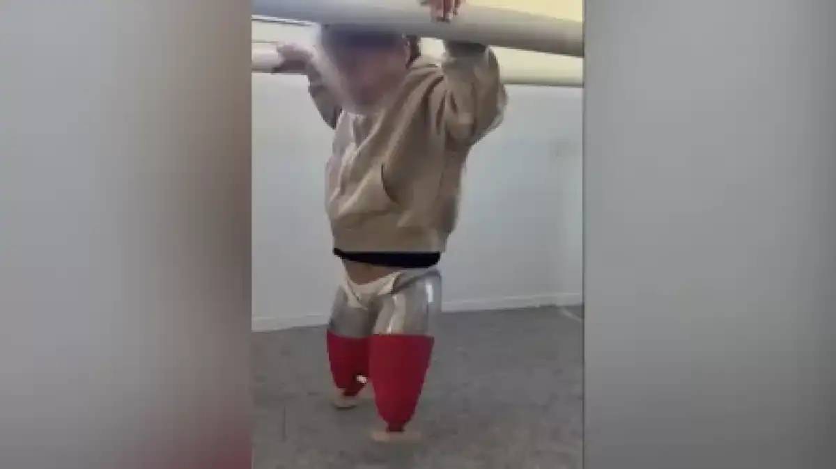 Автобус апатынан екі аяғынан айырылған бүлдіршін протезбен алғашқы қадамын жасады