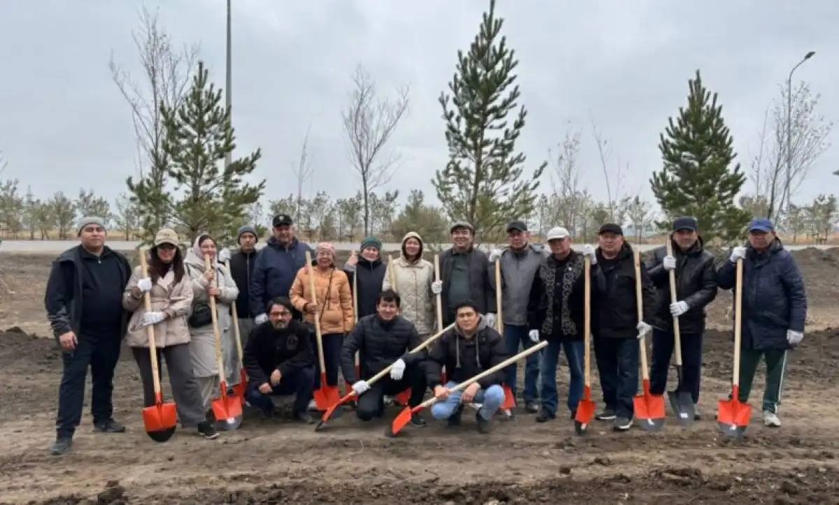 Зиялы қауым өкілдері елорданың «Есіл» ауданында 100 түп ағаш көшетін отырғызды