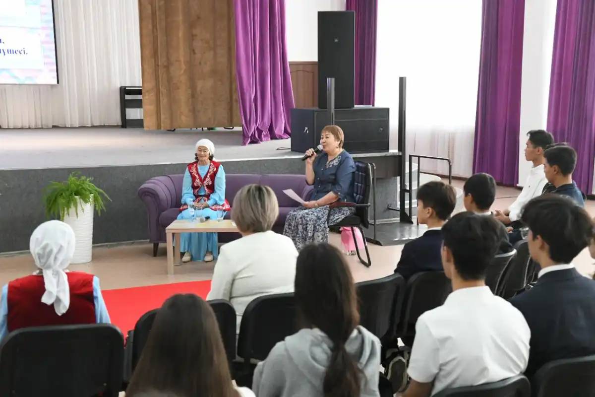 Астанада Абай Құнанбайұлының ұрпағы оқушылармен кездесті