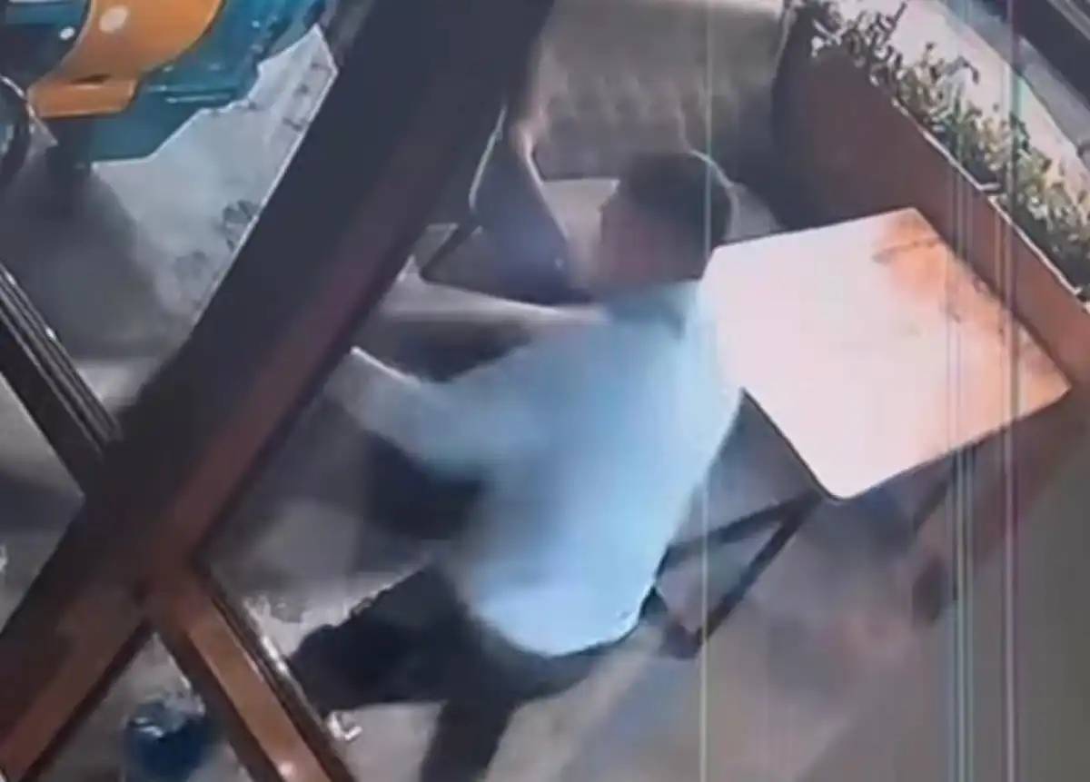 Есікті бүлдірген: Елордада белгісіз ер адам балалар кафесін бұзып кірмек болған