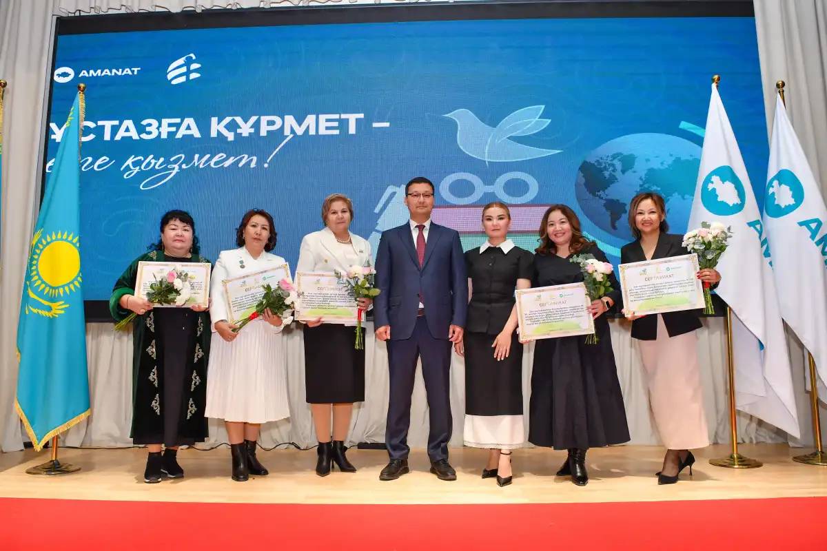 Мұғалімдер күніне орай астаналық ұстаздар алғыс хаттармен марапатталды