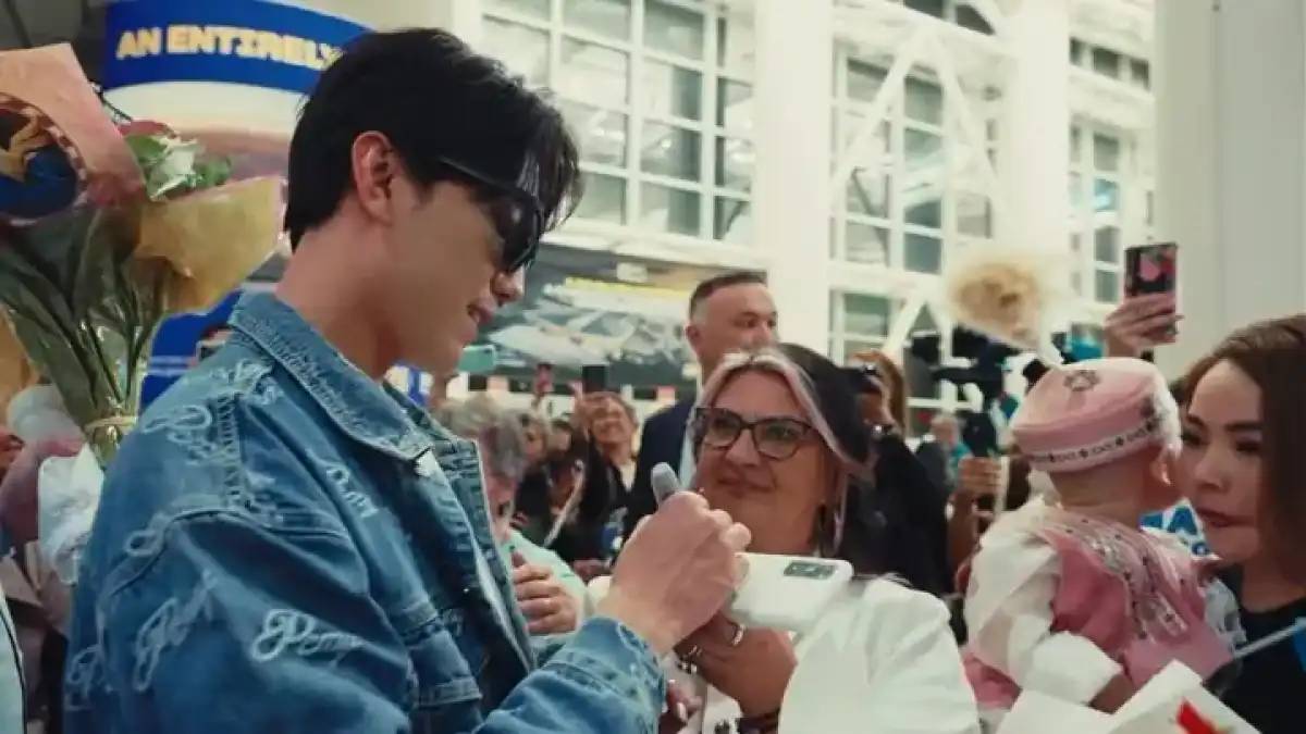 Димаш Құдайбергенді Нью-Йорк әуежайында жанкүйерлері жылы қарсы алды