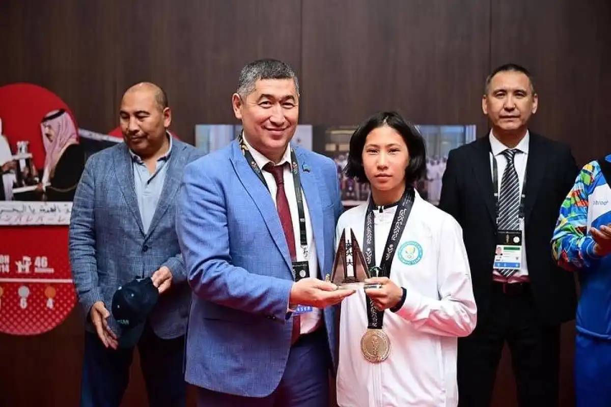 Руслан Есеналин Азия ойындарының жүлдегері астаналық Анель Цойды құттықтады