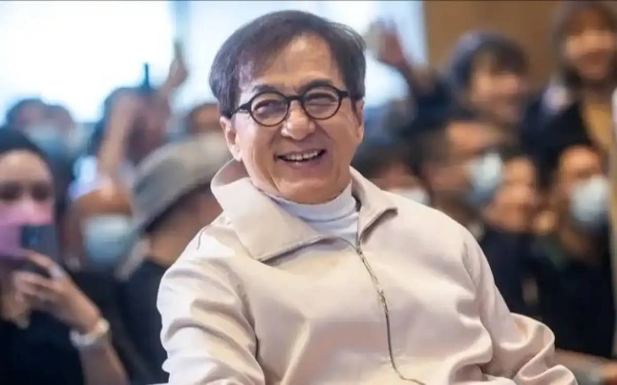 «Құдіретті сауыт»: Джеки Чан Қазақстанда түсірілетін фильмнің режиссерін бекітті