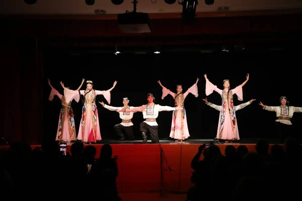 Қазақстандық «Бірлік» ансамблі Парижде өнер көрсетті