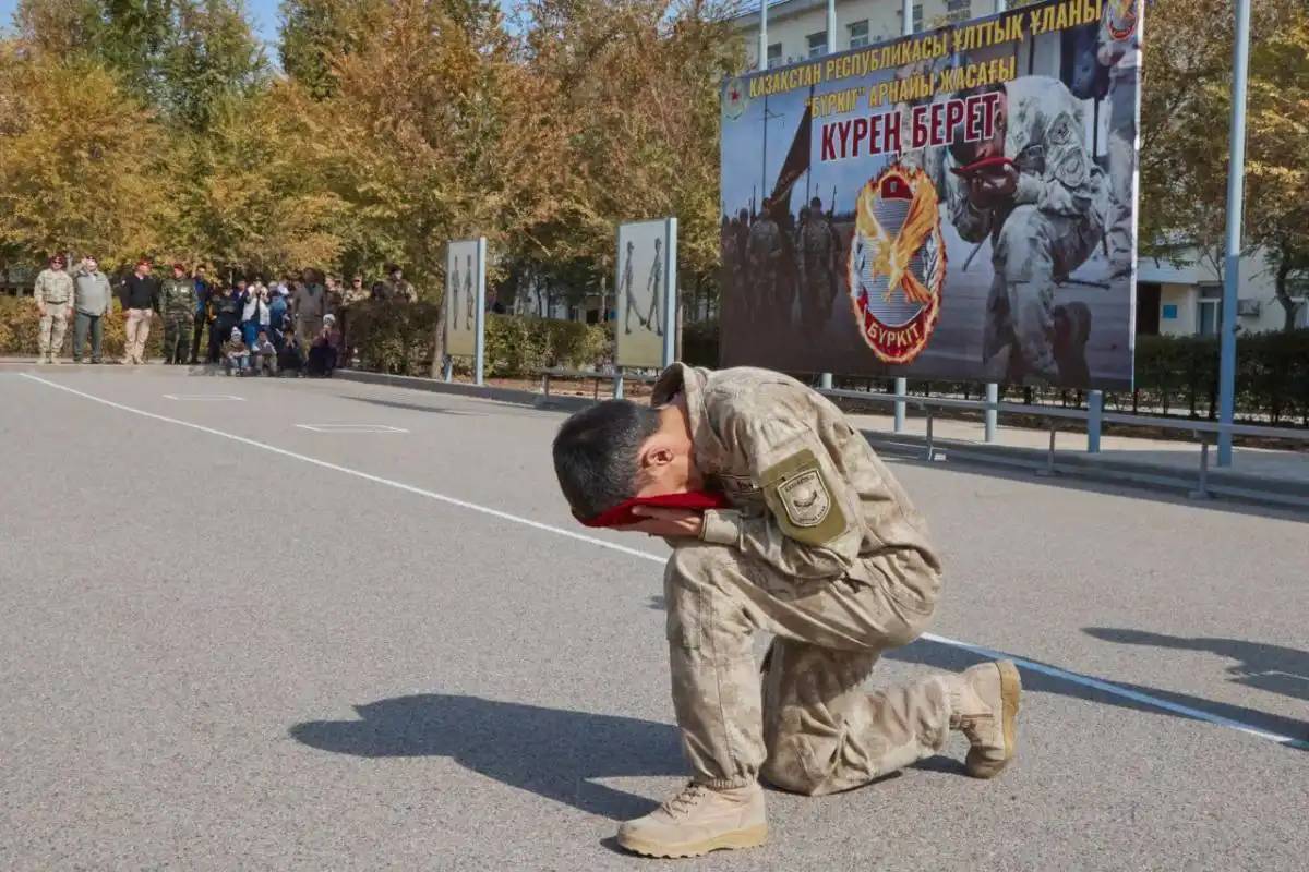 Ұлттық ұланда алғаш рет ағайынды екі жауынгер Күрең берет иегері атанды