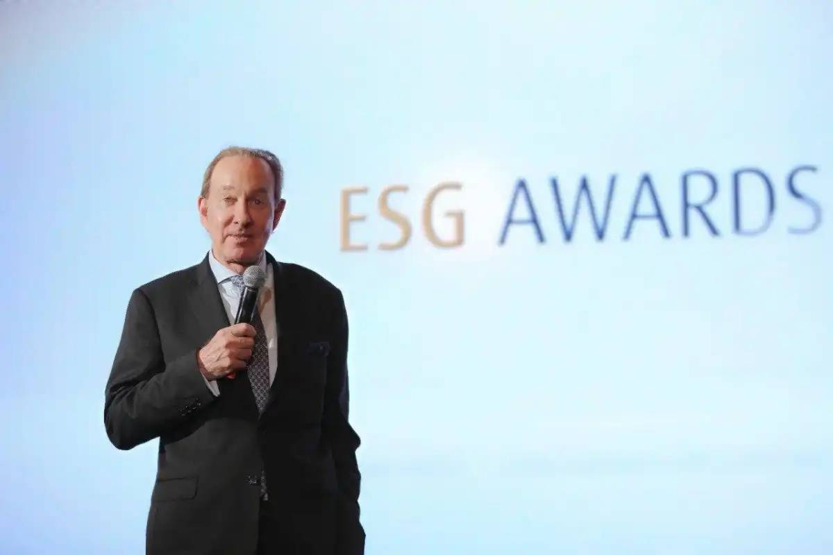 Air Astana әуе компаниясын 20 жыл басқарған Питер Фостер қызметінен кетеді