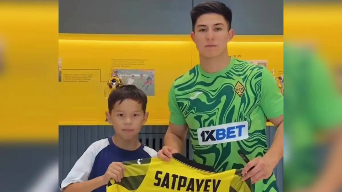 Арманы орындалды: изолентамен жейде жасаған жанкүйеріне Дастан Сәтпаев жейдесін сыйлады