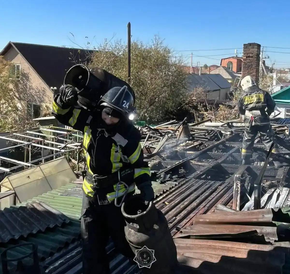 Астаналық құтқарушылар өрттен үш газ баллонын алып шықты (ВИДЕО)