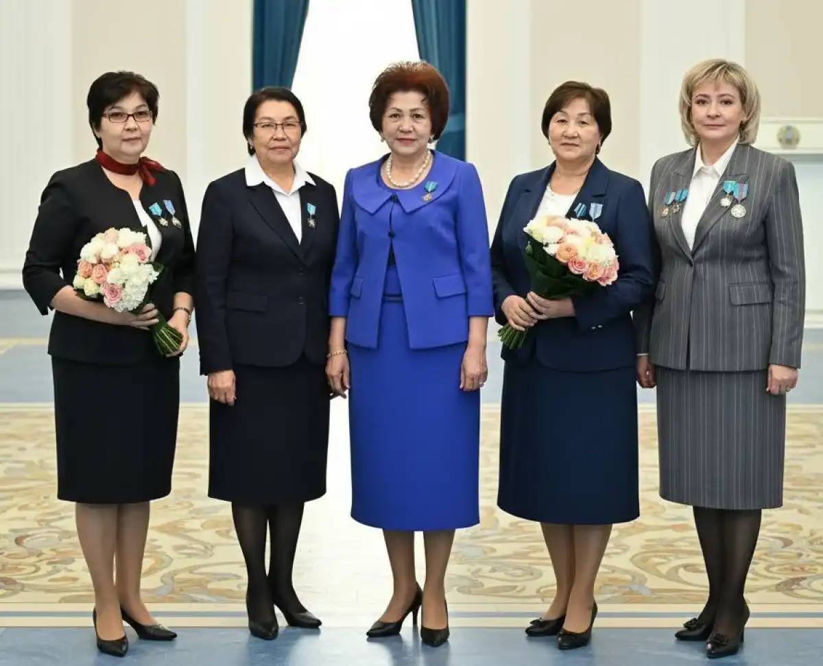 Мектептерде қанша «Еңбек Ері» атағын алған ұстаз қызмет етеді