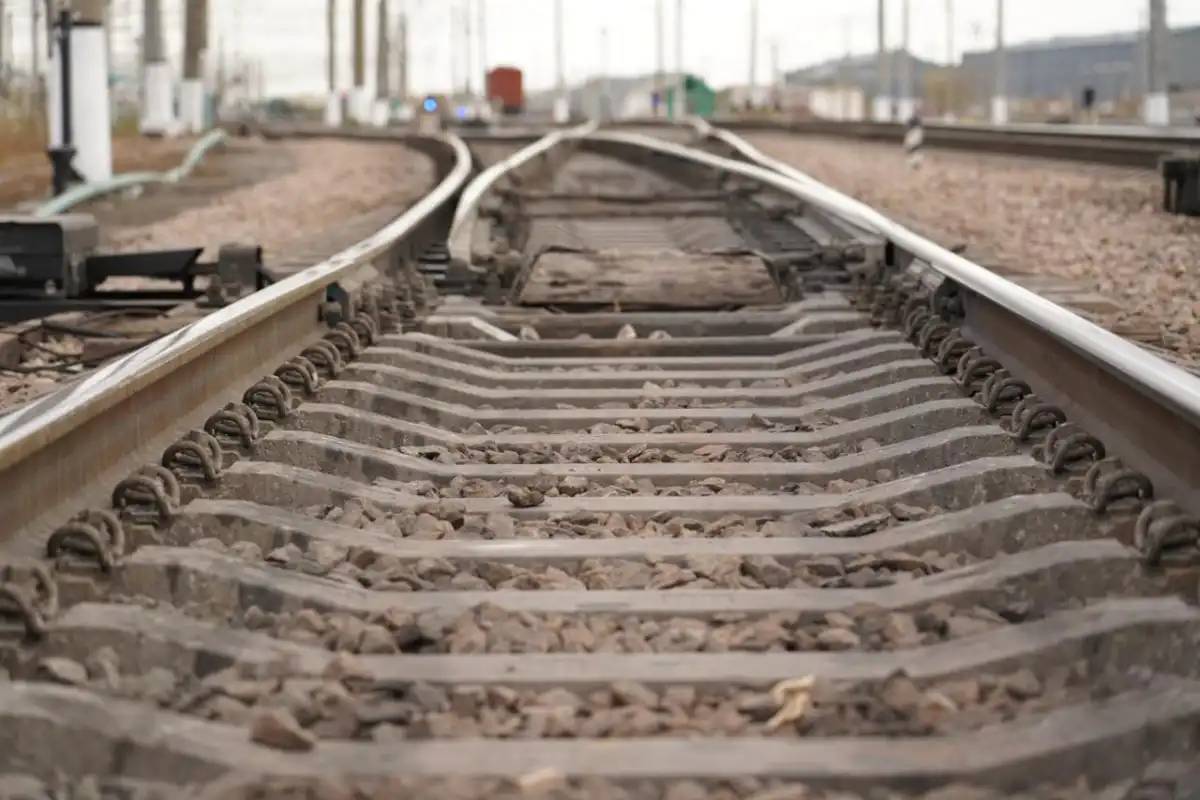 Семейде құлаққаппен телефонға қарап келе жатқан жігітті пойыз қағып кетті