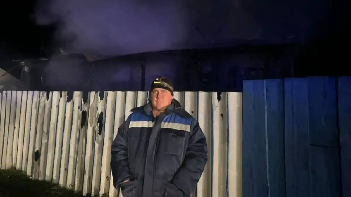 ШҚО-да ер адам өртеніп жатқан үйден көршісінің екі баласын құтқарып қалды