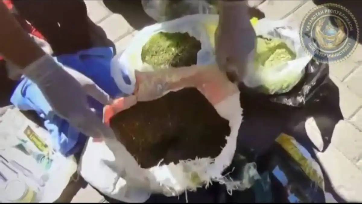 Қарағандыда зейнеткер аса ірі көлемде есірткімен ұсталды (ВИДЕО)