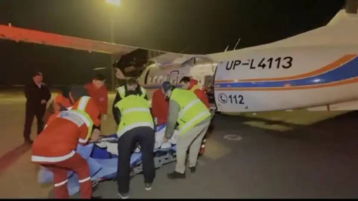 Ақтөбедегі жол апаты: ауыр жарақат алған бір адам Астанаға жеткізілді