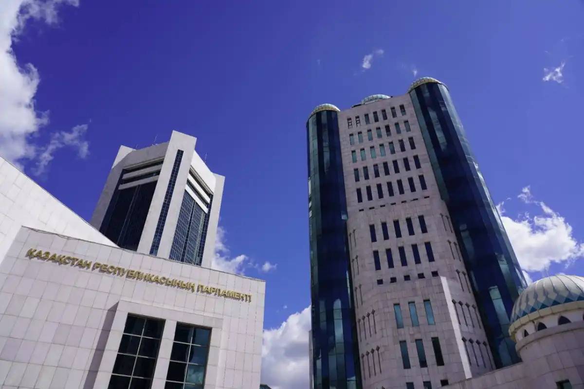 Парламент жасанды интеллект туралы заң қабылдады