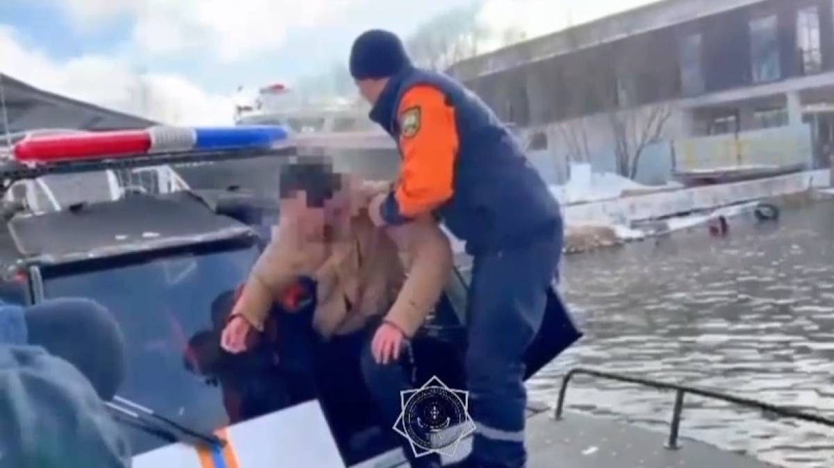 Елордалық құтқарушылар суға секірген жас жігітті құтқарып қалды (ВИДЕО)
