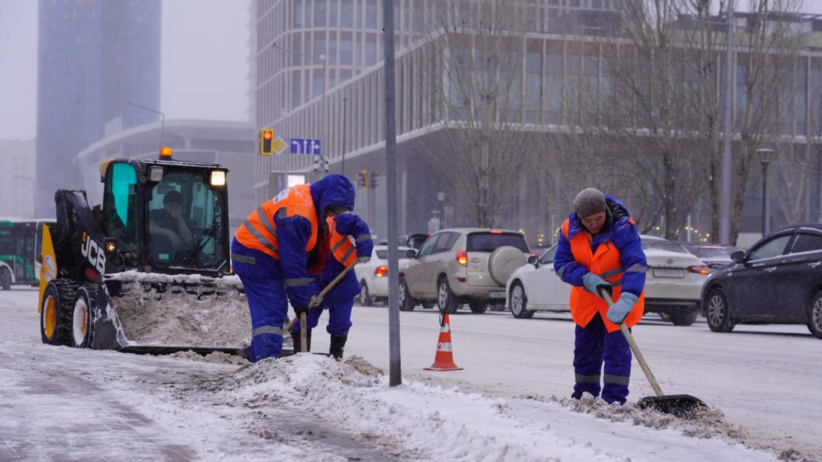 Астанада 2 500-ден астам жұмысшы қар күреуге шықты
