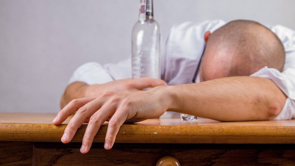 Астанада мас адам лифт есігін теуіп сындырып, шахтаға құлап кетті