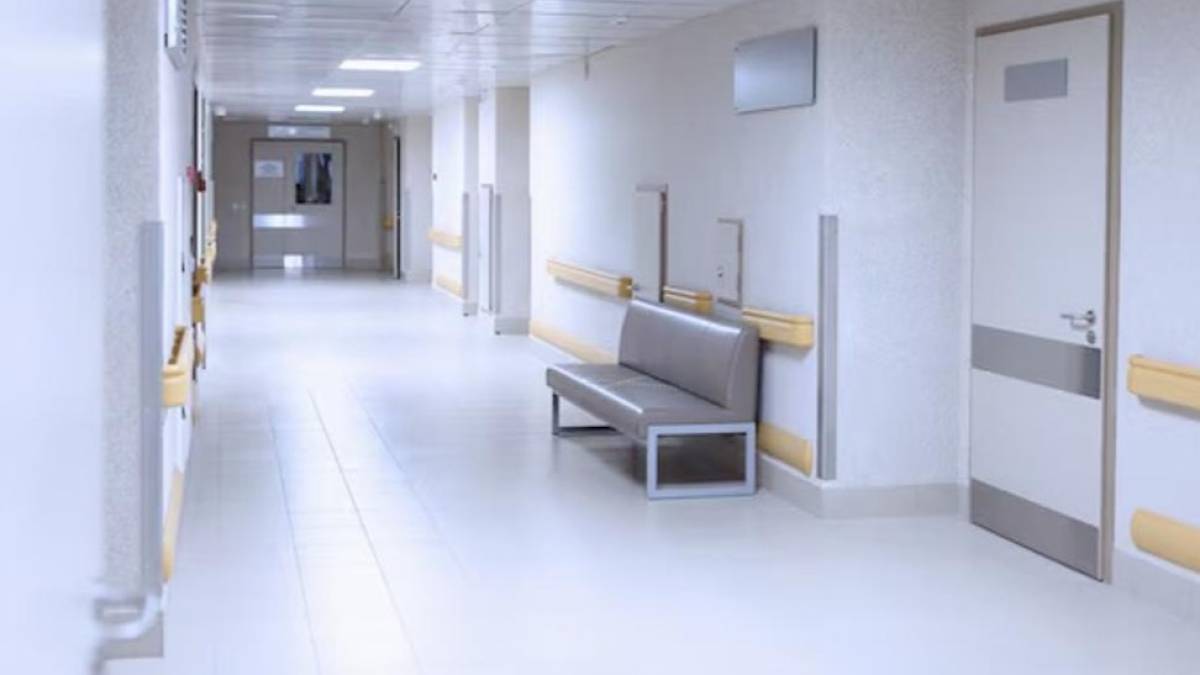 Елордадағы қасбет құлауынан жарақат алған фельдшердің жағдайы ауыр