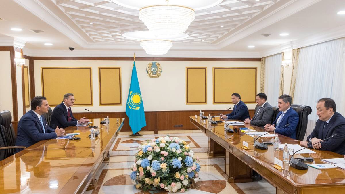 Үкіметте экологиялық таза авиаотын өндіретін зауыт салу мәселесі талқыланды