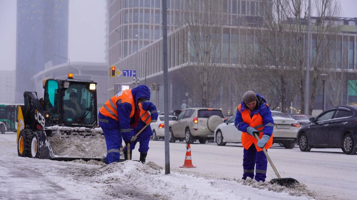 Астанада коммуналдық қызметкерлер тәулік бойы қар күреу жұмысына жұмылдырылды