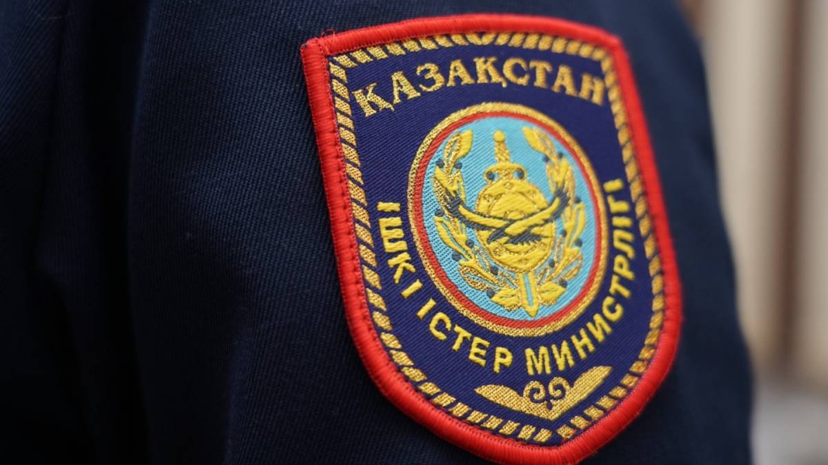 «Жүргізуші көз жұмды»: Астанада көлік жол жиегіндегі бағанға соғылды