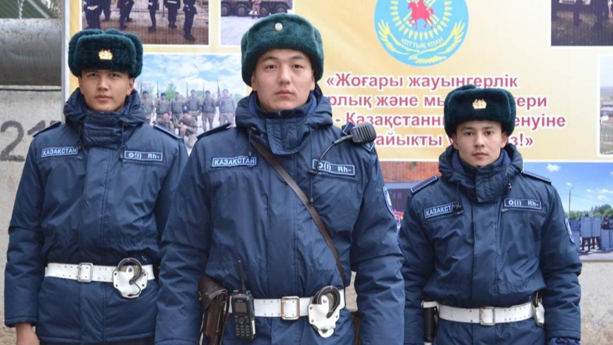 Ұлттық ұлан сарбаздары жоғалған баланы ата-анасына табыстады