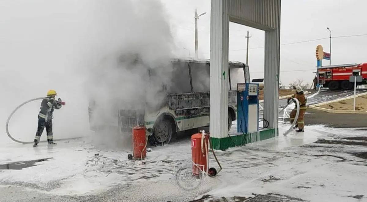 Атырауда жанармай құю бекетінің аумағында автобус өртенді
