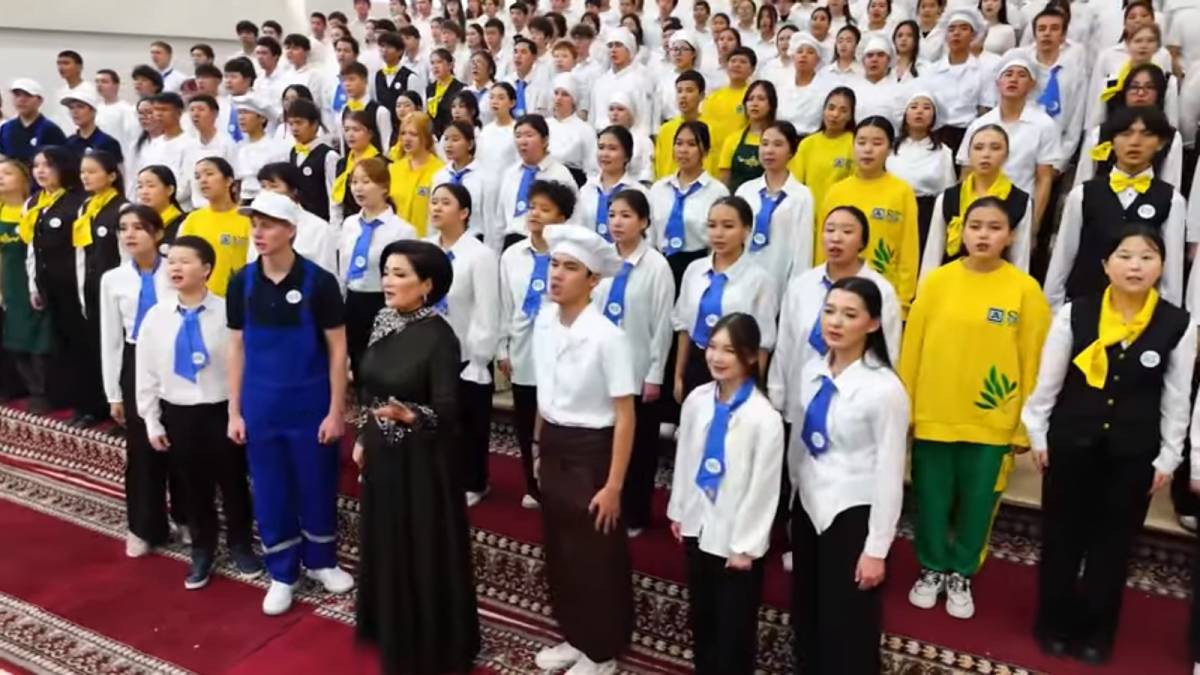 Жұмысшы мамандықтар жылы: Астанада «Еңбек адамы» әніне бейнебаян түсірілді - ВИДЕО