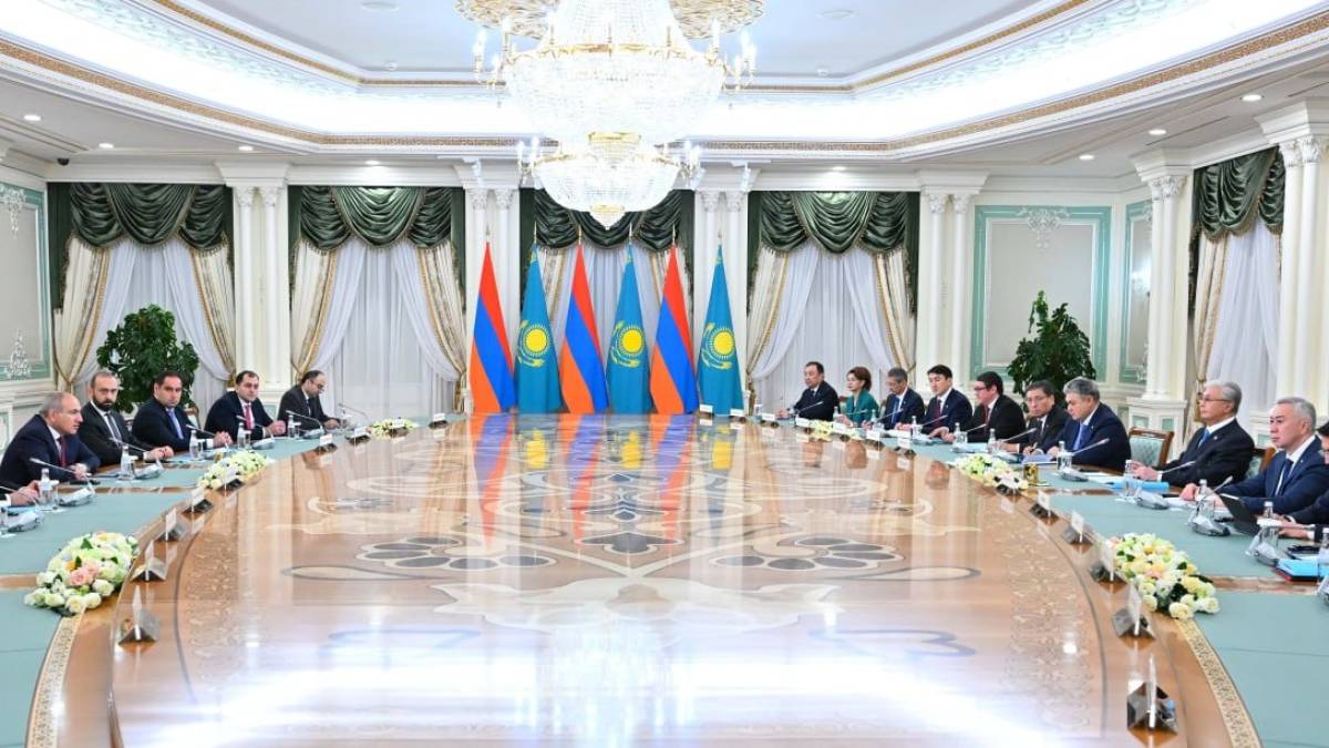 Қазақстан Президенті мен Армения Премьер-министрі кеңейтілген құрамда келіссөз жүргізді