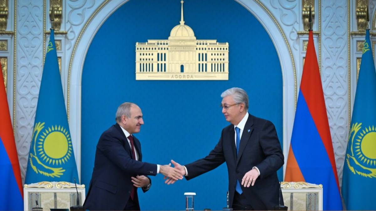 Никол Пашинян  Alem.ai ЖИ орталығының жұмысымен танысады