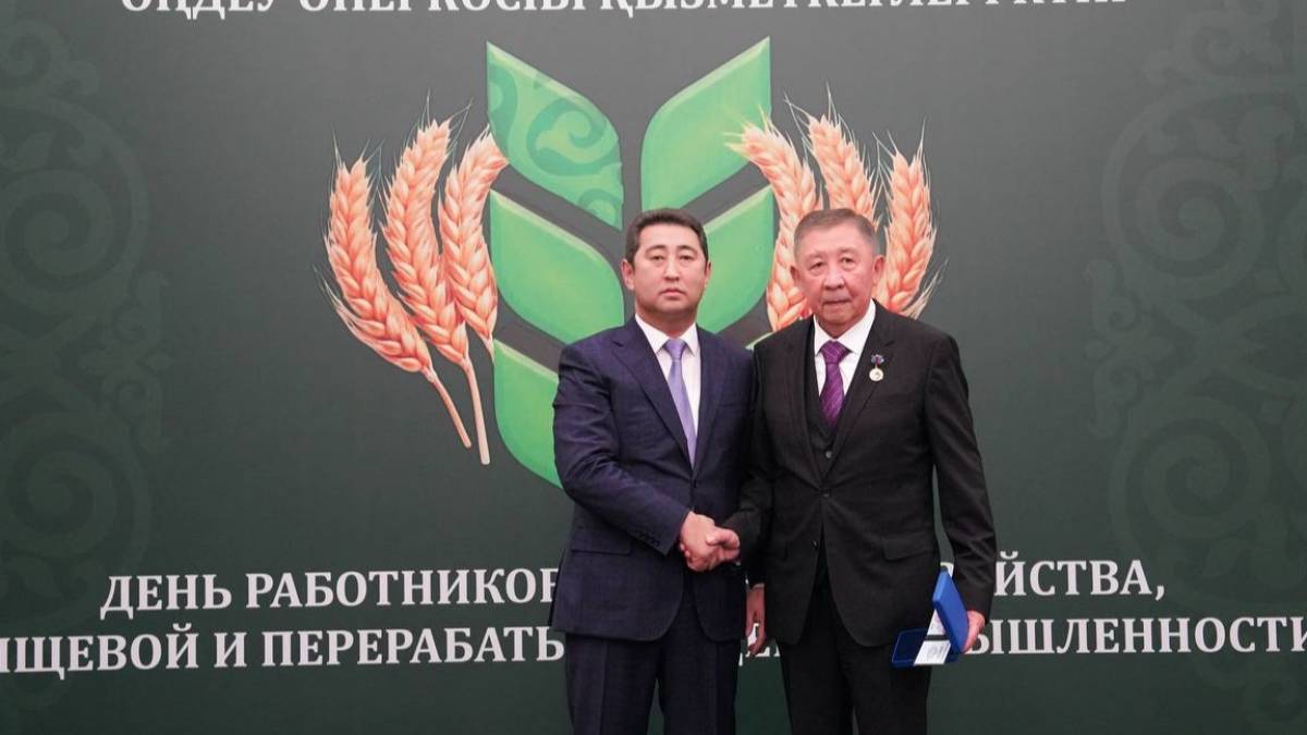 Айдарбек Сапаров аграрлық сала қызметкерлеріне мемлекеттік және ведомстволық наградалар табыстады