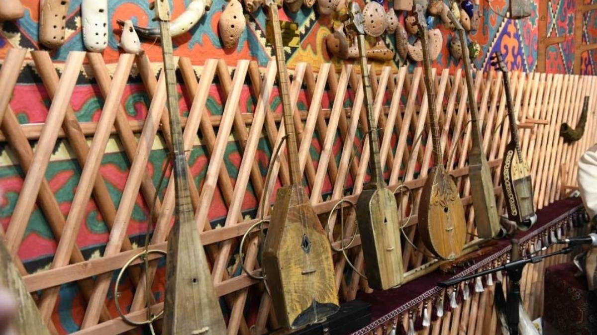 Астанада түркі халықтарының музыкалық аспаптары қойылған экспозиция ашылды