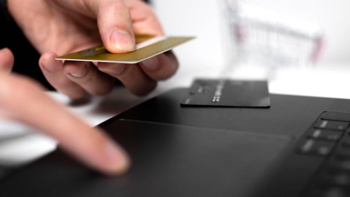 Полицейлер зейнеткерлерді алаяқтардан құтқарып қалды